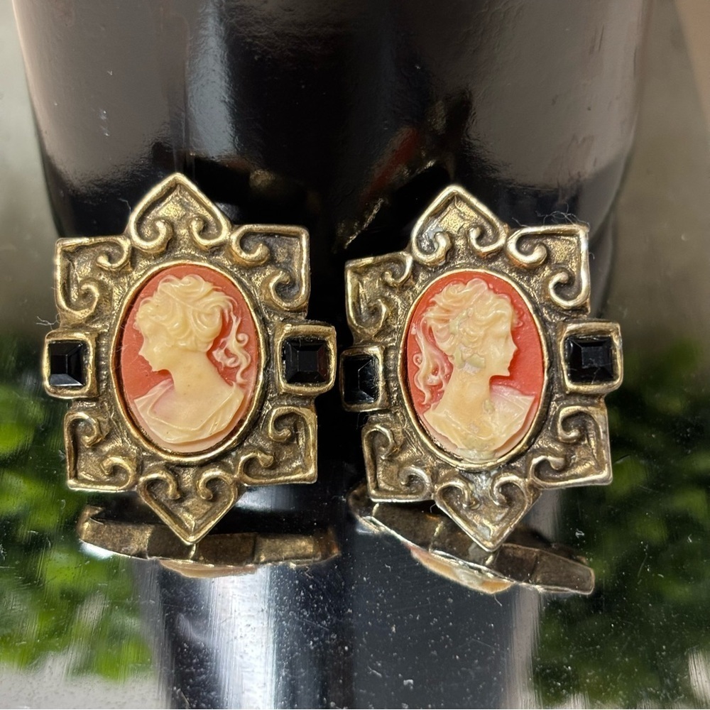 Unique Vintage Cameo Earrings
Coral Reddish Orange Estate
Jewelry